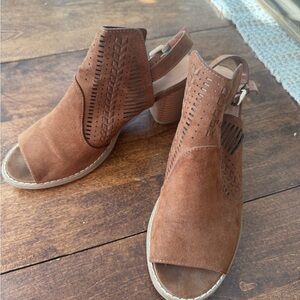 Universal Thread Tan Peep-Toe Heels